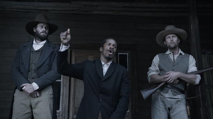 Nate Parker در صحنه فیلم سینمایی تولد یک ملت به همراه آرمی هامر و Jayson Warner Smith