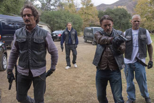 David Labrava در صحنه سریال تلویزیونی فرزندان آشوب به همراه Kim Coates، Tommy Flanagan و چارلز هانم