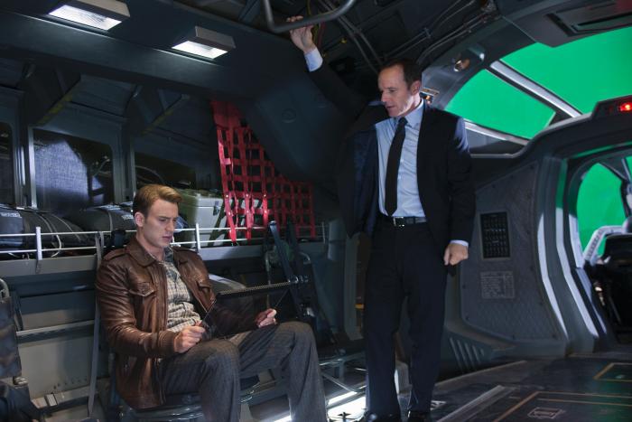 Clark Gregg در صحنه فیلم سینمایی The Avengers به همراه کریس ایوانز