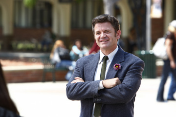 John Michael Higgins در صحنه سریال تلویزیونی Community