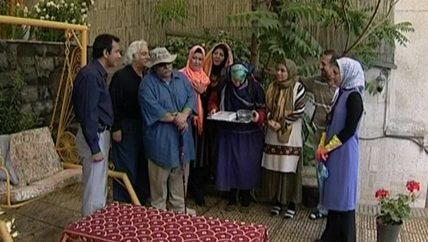 زهره حمیدی در صحنه سریال تلویزیونی لطفا دور نزنیم به همراه آناهیتا همتی، محمد کاسبی و محمدرضا هدایتی