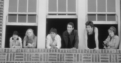 Marley Shelton در صحنه فیلم سینمایی Never Been Kissed به همراه Jordan Ladd، Branden Williams، جسیکا آلبا، جیمز فرانکو و Jeremy Jordan