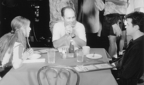 Mike Judge در صحنه فیلم سینمایی محیط اداره به همراه جنیفر آنیستون و Ron Livingston