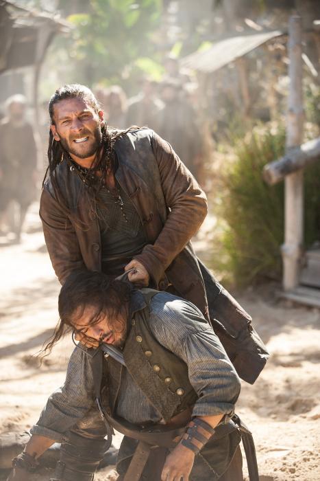 Zach McGowan در صحنه سریال تلویزیونی بادبان های سیاه