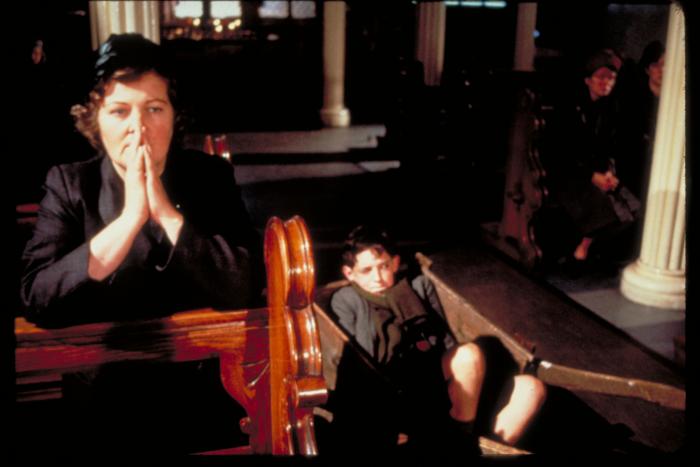 Hugh O'Conor در صحنه فیلم سینمایی پای چپ من: سرگذشت کریستی براون به همراه Brenda Fricker