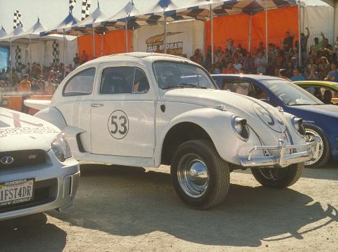 Herbie The Love Bug در صحنه فیلم سینمایی هربی پرواز میکند