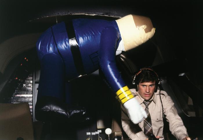 Otto در صحنه فیلم سینمایی هواپیما! به همراه رابرت هیز