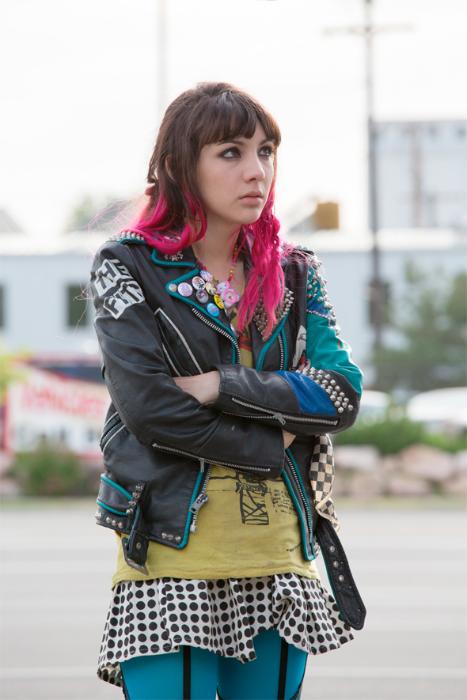 Hannah Marks در صحنه فیلم سینمایی Punk's Dead: SLC Punk 2