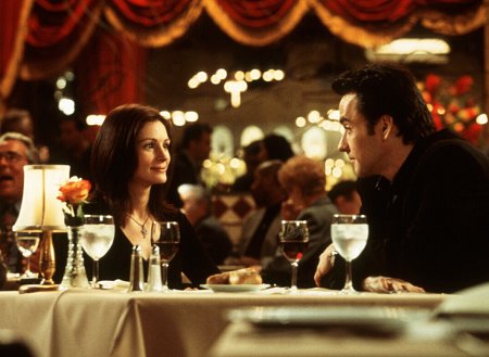 جان کیوسک در صحنه فیلم سینمایی America's Sweethearts به همراه جولیا رابرتس