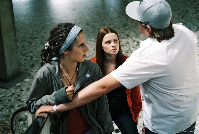 Jennifer Ulrich در صحنه فیلم سینمایی موج به همراه Maximilian Vollmar و Amelie Kiefer