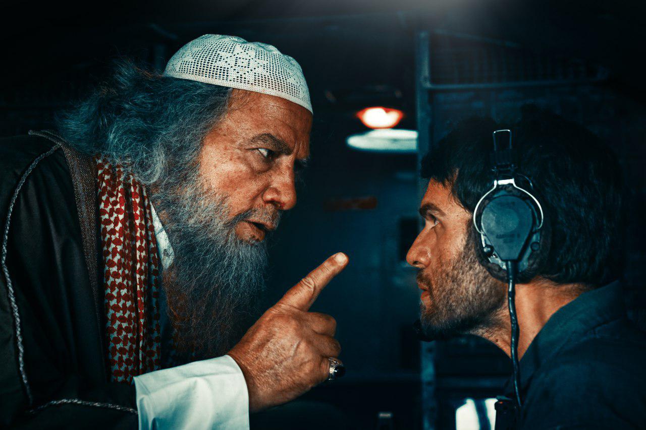 پیر داغر در صحنه فیلم سینمایی به وقت شام به همراه بابک حمیدیان