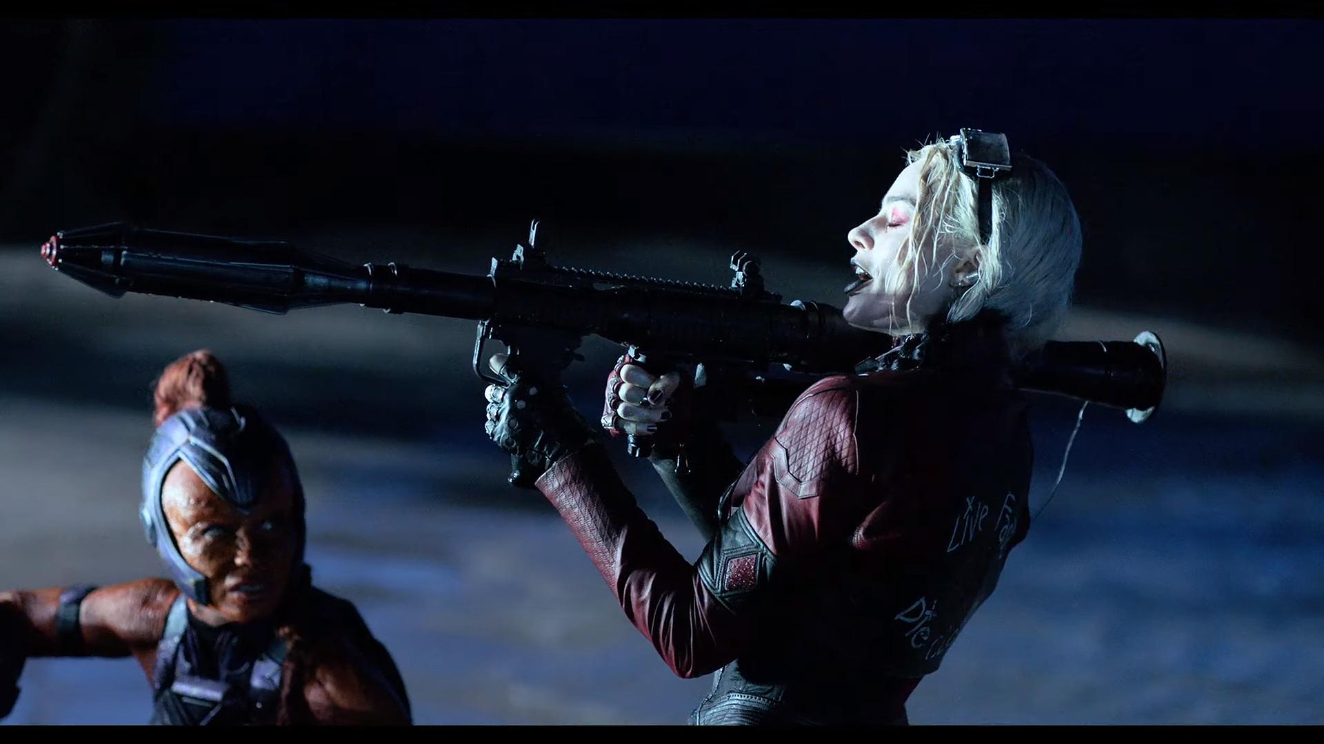 مارگوت رابی در صحنه فیلم سینمایی The Suicide Squad به همراه Mayling Ng