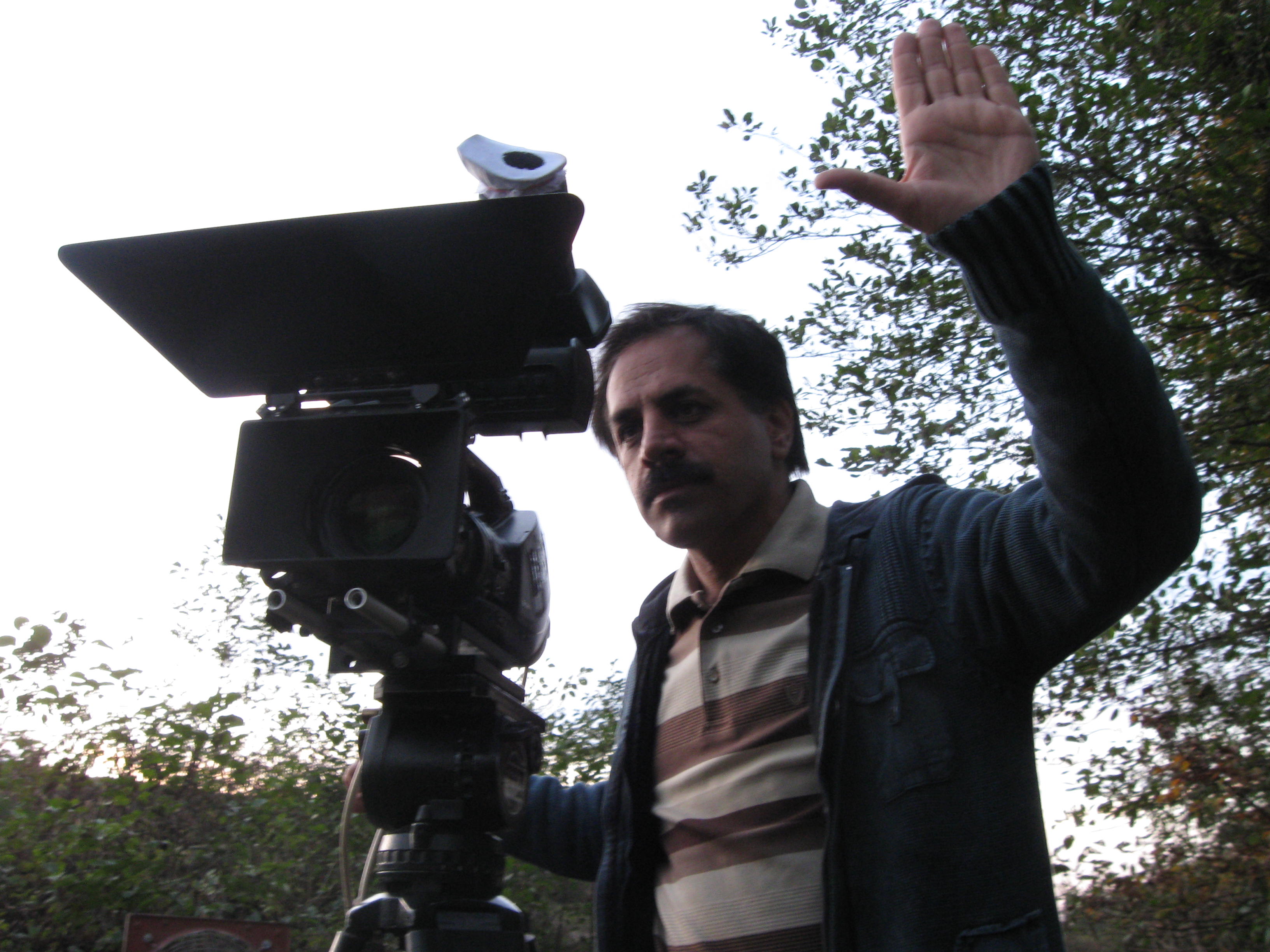 تصویری از حمیدرضا حافظی، نویسنده سینما و تلویزیون در پشت صحنه یکی از آثارش