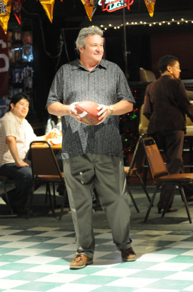 Brad Leland در صحنه سریال تلویزیونی جمعه شب های روشن