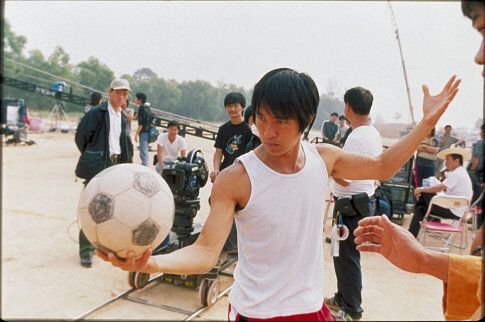 Stephen Chow در صحنه فیلم سینمایی فوتبال شائولین