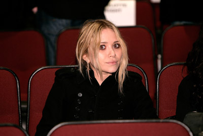 Mary-Kate Olsen در صحنه فیلم سینمایی در بروژ