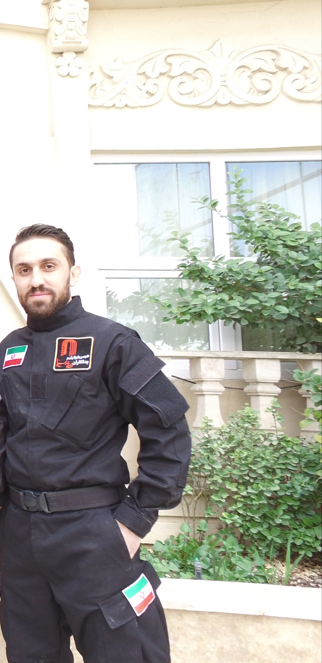 تصویری از آرام نباتی، دستیار جلوه‌های ویژه میدانی سینما و تلویزیون در حال بازیگری سر صحنه یکی از آثارش