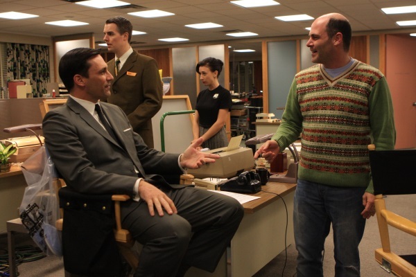 Matthew Weiner در صحنه سریال تلویزیونی مردان مد به همراه Jon Hamm