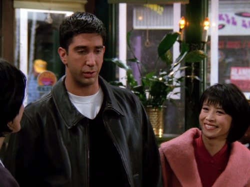 Lauren Tom در صحنه سریال تلویزیونی دوستان به همراه David Schwimmer