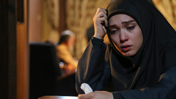 شهرزاد کمال‌زاده در صحنه سریال تلویزیونی رنگ شک