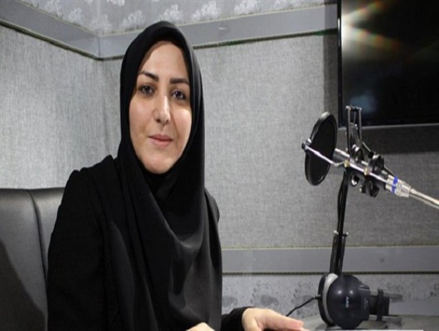 تصویری از المیرا شریفی مقدم، مجری سینما و تلویزیون در حال بازیگری سر صحنه یکی از آثارش