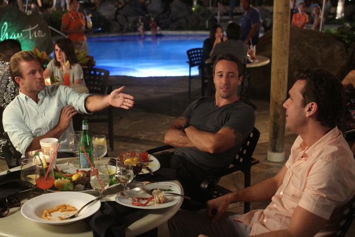 Dane Cook در صحنه سریال تلویزیونی Hawaii Five-0 به همراه Alex O'Loughlin و Scott Caan