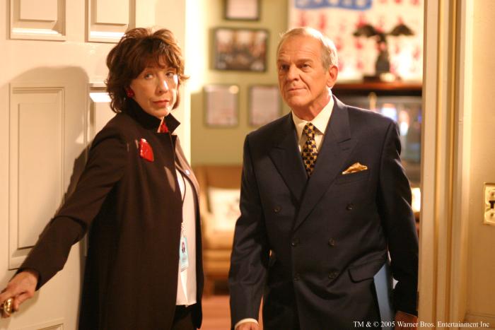 Lily Tomlin در صحنه سریال تلویزیونی بال غربی به همراه John Spencer