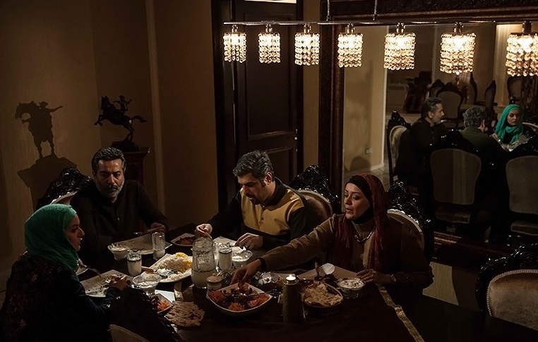 حمیدرضا پگاه در صحنه سریال تلویزیونی آوای باران به همراه سام درخشانی، الهام چرخنده و نیلوفر پارسا