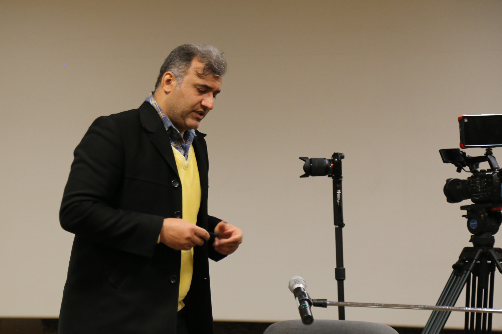 تصویری از مصطفی معارف‌وند سینما و تلویزیون در پشت صحنه یکی از آثارش