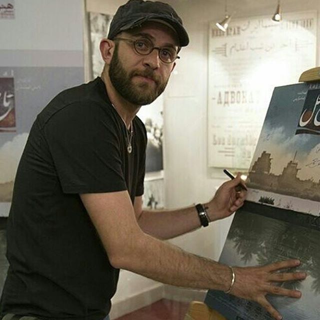 تصویری از بابک حمیدیان، بازیگر و تهیه کننده سینما و تلویزیون در حال بازیگری سر صحنه یکی از آثارش