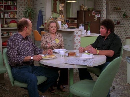 Don Stark در صحنه سریال تلویزیونی That '70s Show به همراه Debra Jo Rupp و Kurtwood Smith