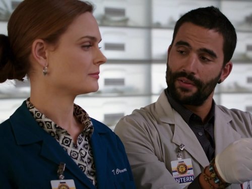 Ignacio Serricchio در صحنه سریال تلویزیونی استخوان ها به همراه Emily Deschanel