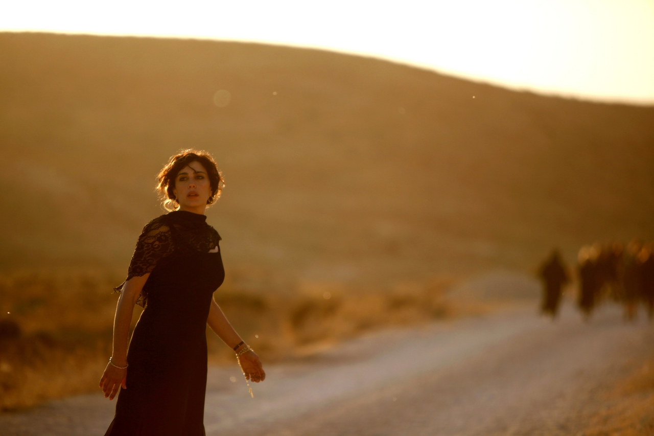 Nadine Labaki در صحنه فیلم سینمایی Where Do We Go Now?