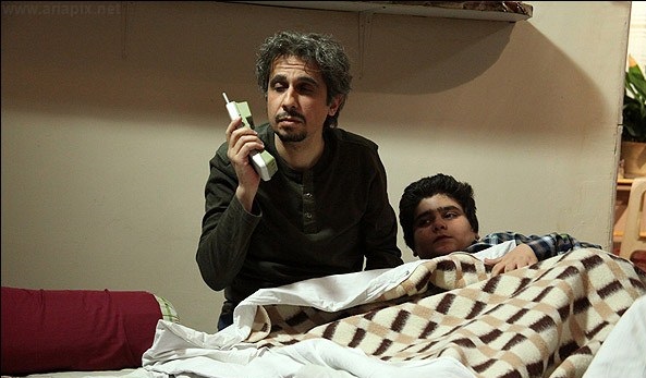 سید جواد رضویان در صحنه سریال تلویزیونی خروس به همراه دانیال معصومی