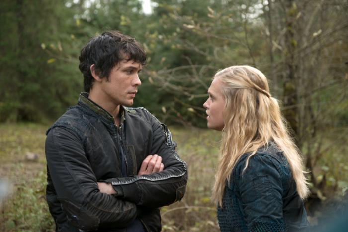 Eliza Taylor در صحنه سریال تلویزیونی 100 به همراه Bob Morley