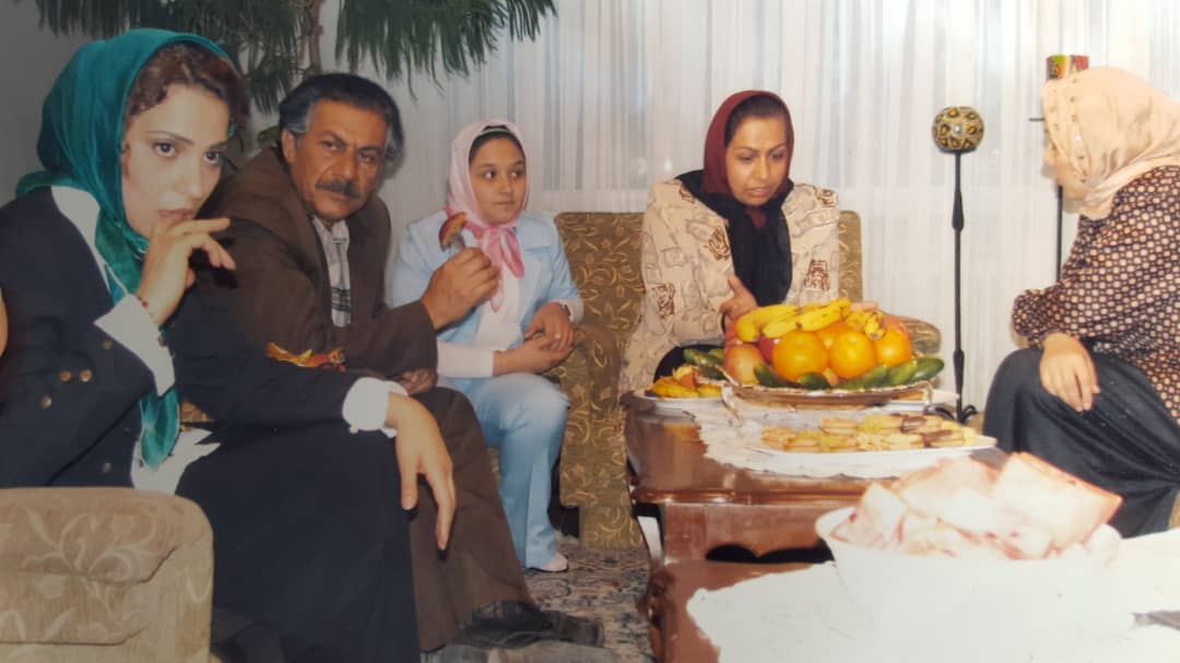 تصویری از سارا میرکمالی، بازیگر سینما و تلویزیون در حال بازیگری سر صحنه یکی از آثارش