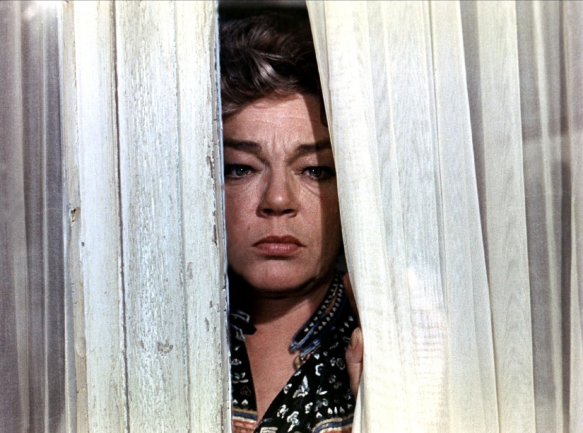 Simone Signoret در صحنه فیلم سینمایی La veuve Couderc