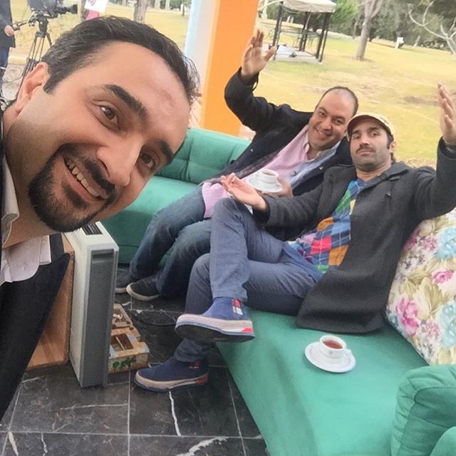 تصویری از نیما کرمی، مجری سینما و تلویزیون در حال بازیگری سر صحنه یکی از آثارش