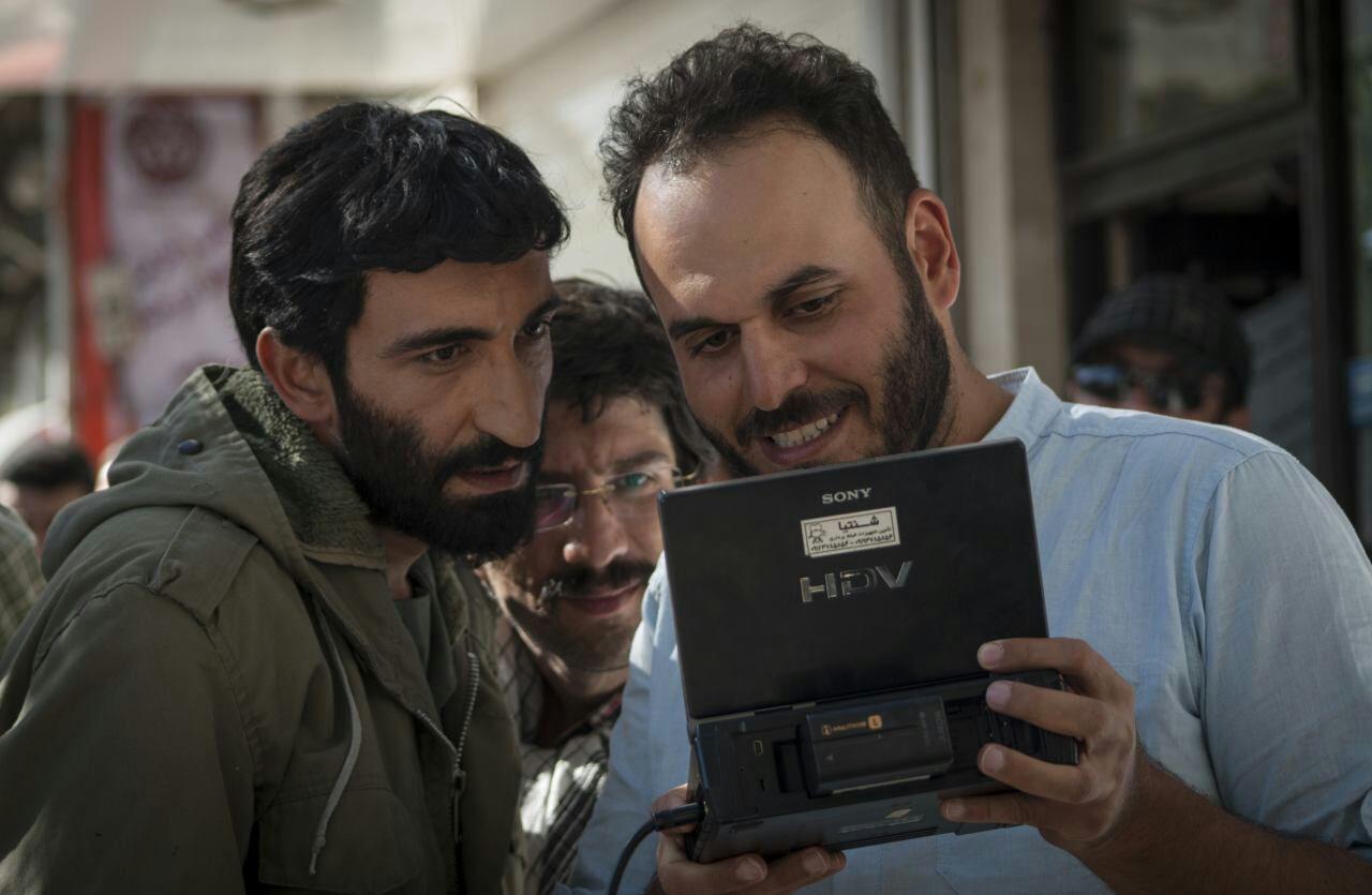 محمدحسین مهدویان در پشت صحنه فیلم سینمایی ایستاده در‌ غبار به همراه هادی حجازی‌فر
