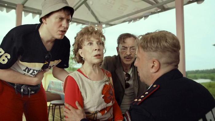 Dmitriy Nagiev در صحنه فیلم سینمایی Samyy luchshiy den! به همراه Mikhail Boyarskiy، Inna Churikova و Sergey Lavygin