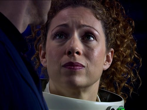 Alex Kingston در صحنه سریال تلویزیونی Doctor Who به همراه دیوید تننت