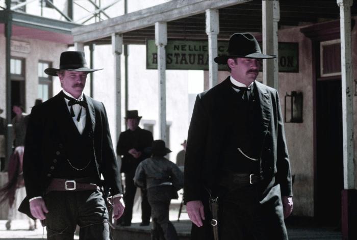 دیوید اندروز در صحنه فیلم سینمایی Wyatt Earp به همراه کوین کاستنر