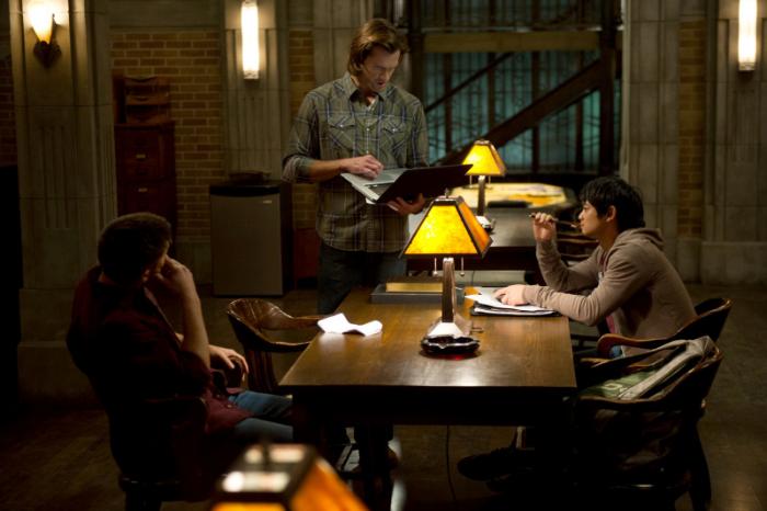 Osric Chau در صحنه سریال تلویزیونی ماوراء  طبیعی به همراه Jensen Ackles و Jared Padalecki