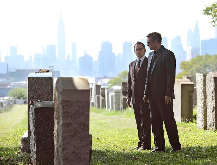 Michael Emerson در صحنه سریال تلویزیونی مظنون به همراه Jim Caviezel
