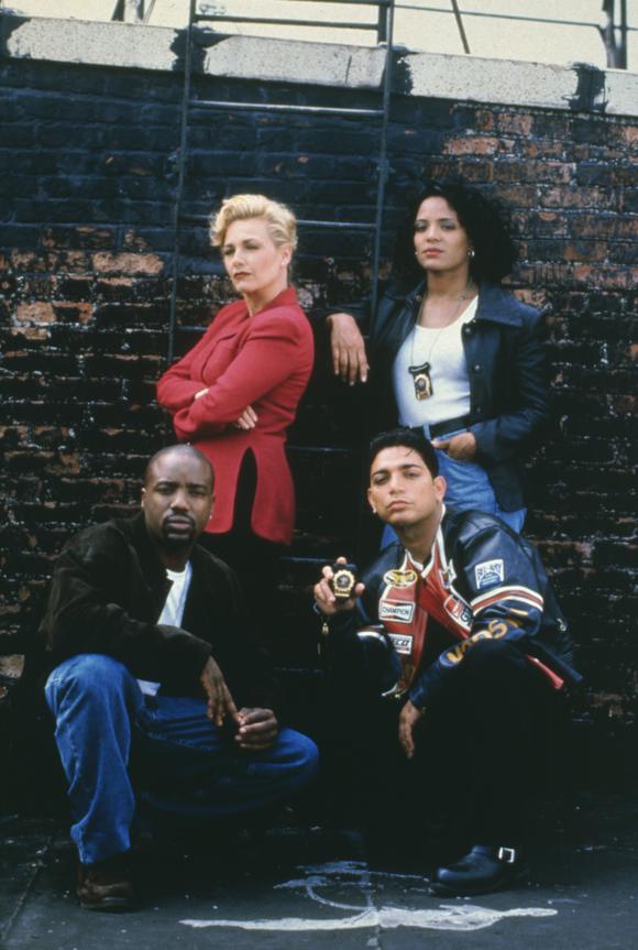 Malik Yoba در صحنه سریال تلویزیونی New York Undercover به همراه Lauren Luna Vélez، Patti D'Arbanville و Michael DeLorenzo