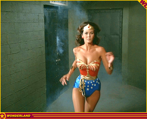 Lynda Carter در صحنه سریال تلویزیونی Wonder Woman