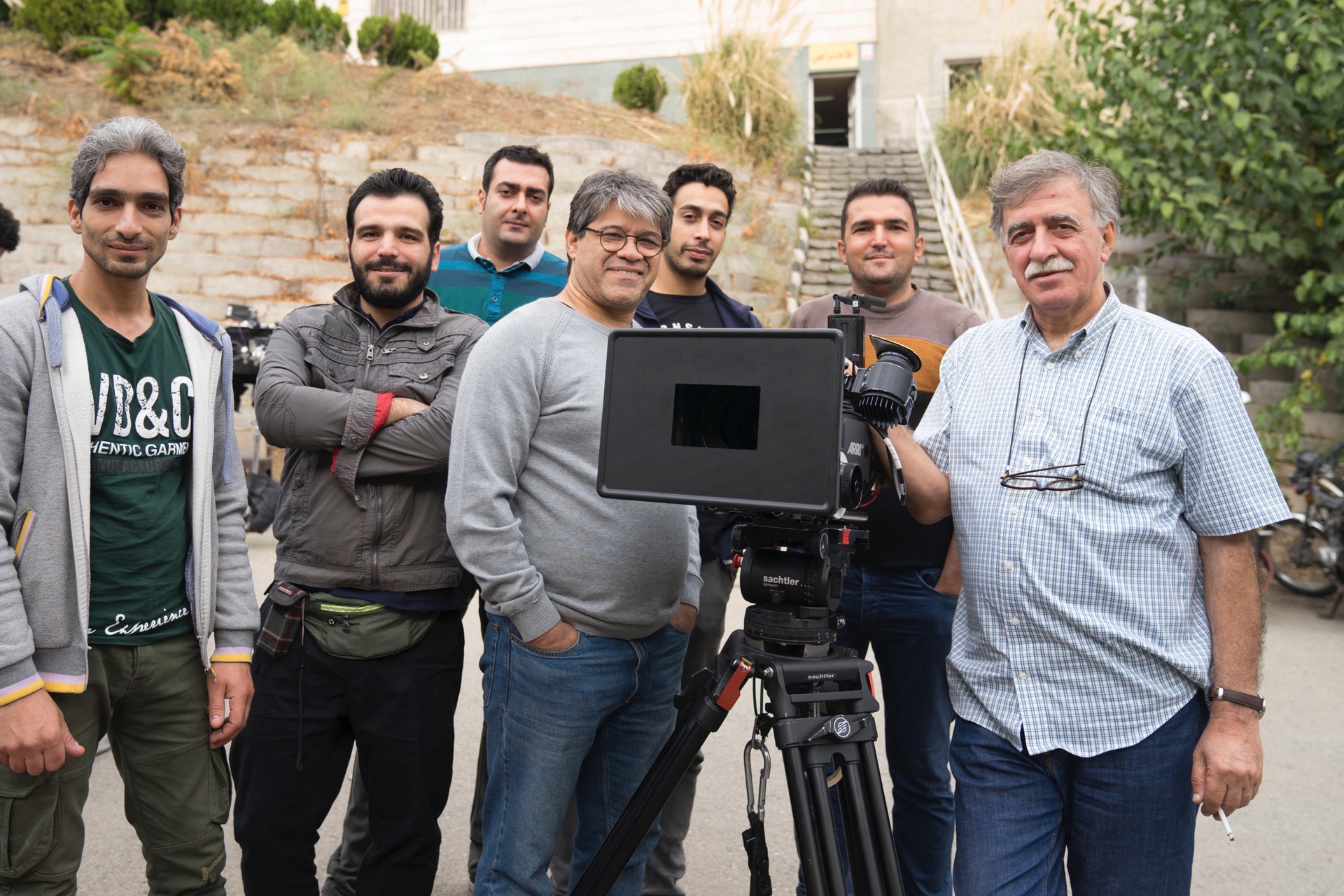 تصویری از سهیل نوروزی، مدیر فیلم برداری و فیلمبردار سینما و تلویزیون در حال بازیگری سر صحنه یکی از آثارش