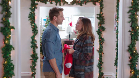 Andrew W. Walker در صحنه فیلم سینمایی Snowed-Inn Christmas به همراه Bethany Joy Lenz