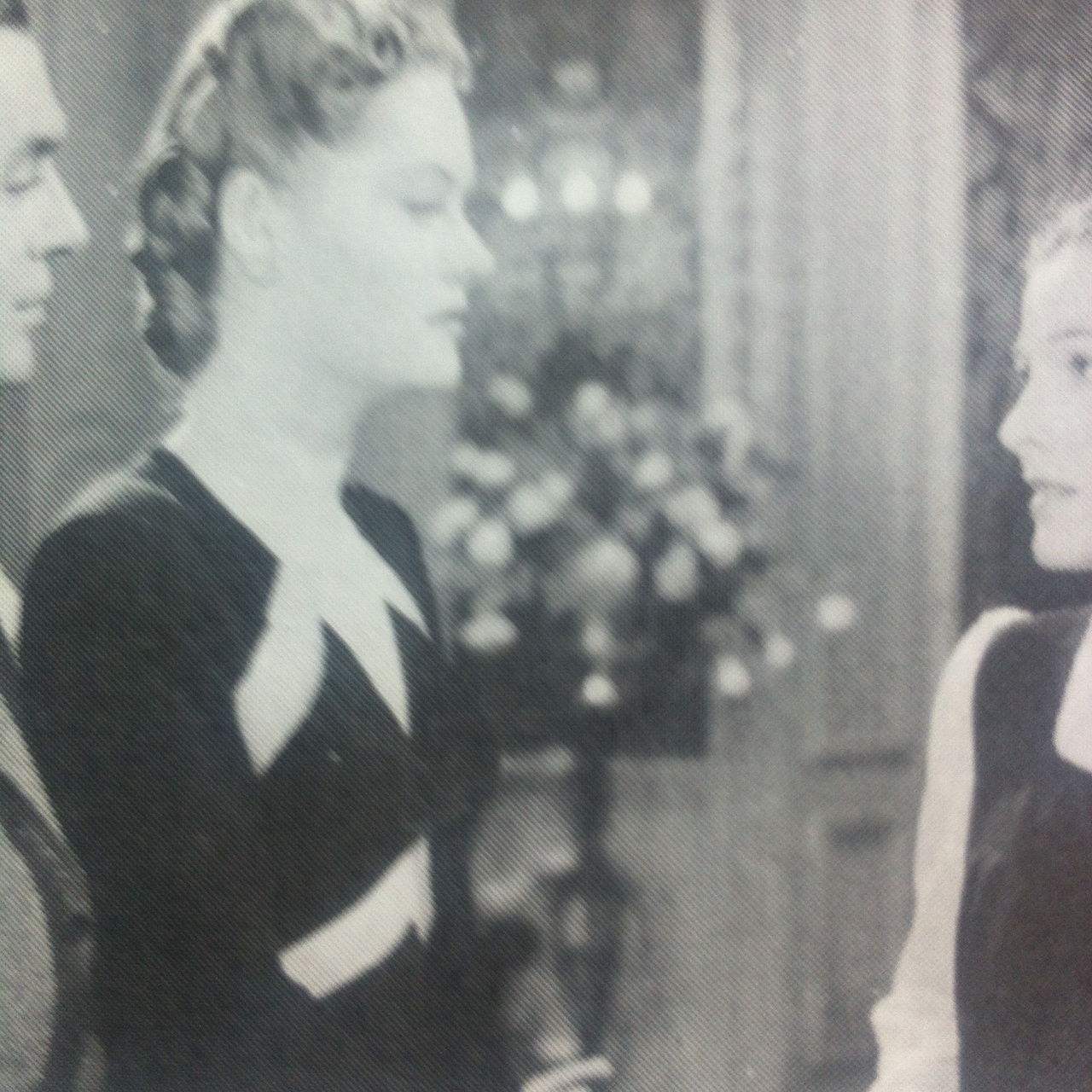 Alexis Smith در صحنه فیلم سینمایی The Constant Nymph به همراه Charles Boyer و جون فونتین