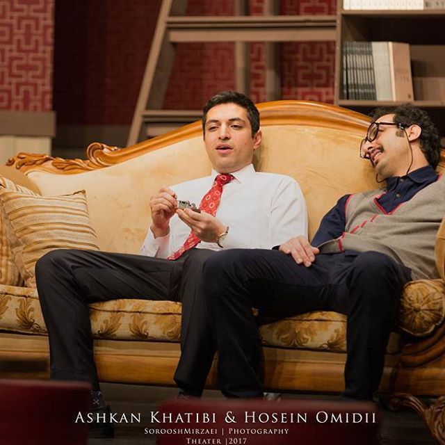 تصویری از حسین امیدی، بازیگر سینما و تلویزیون در حال بازیگری سر صحنه یکی از آثارش